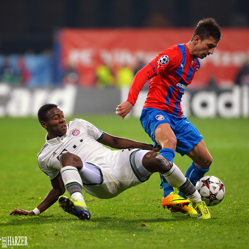 Zweikampf zwischen David Alaba (FC Bayern Muenchen) li. und Milan Petrzela (FC Victoria Pilsen) re.

FC Viktoria Pilsen vs. FC Bayern Muenchen, Champions League, Vorrunde, 05.11.2013